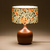 Lampe céramique Terra Cannelle avec abat-jour Honeysuckle Ø25 allumée