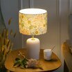 Lampe à poser en porcelaine Naturel avec abat-jour W. Morris Seaweed Ø20 allumée